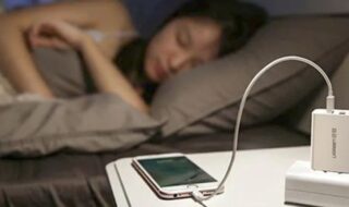 cargar-celular-noche